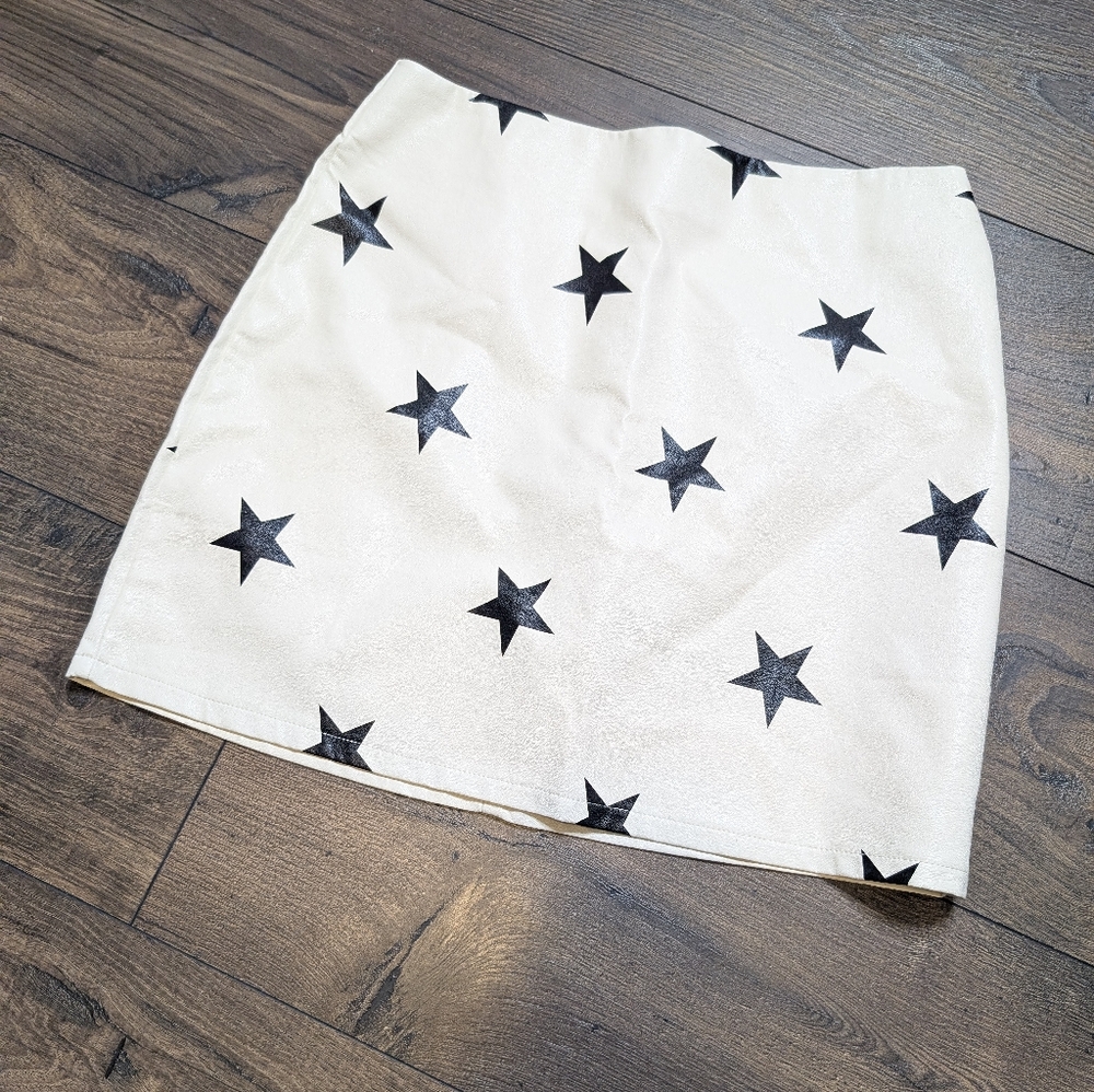 MOD On Trend Star Patterned White‎ Faux Leather Mini Skirt Size Medium